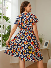Robe léopard grande taille à col surplis et manches flottantes